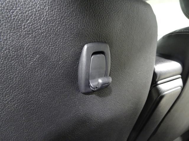 助手席シートバックにも買い物フックが付いています。