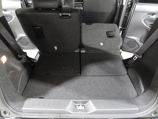 後席シートは左右分割可倒式なので、長さのある物など色々な荷物が積めます。