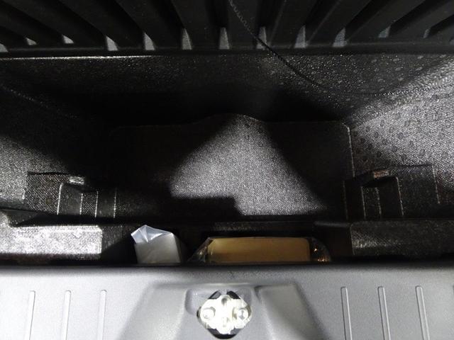 ラゲージボード下の収納スペース。パンク修理キットも装備されています。