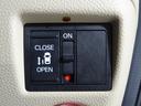 狭いスペースでも乗り降り楽々！お子様に安全な挟み込み防止機能付き！助手席側パワースライドドアの開閉スイッチ。