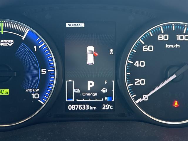 アウトランダーＰＨＥＶ Ｇ　４ＷＤ　全周囲カメラ　クリアランスソナー　オートクルーズコントロール　レーンアシスト　パワーシート　衝突被害軽減システム　ナビ　オートマチックハイビーム　オートライト　ＬＥＤヘッドランプ（29枚目）