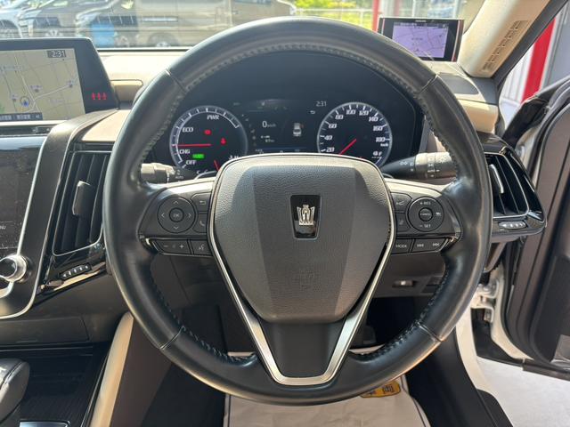 クラウンハイブリッド Ｇ　レザーシートパッケージ・デジタルインナーミラーシート＆ステアヒーター・ベンチレーション・パノラマビュー・ヘッドアップディスプレイ・全ドアイージークロージャ―＆パワーシート（7枚目）