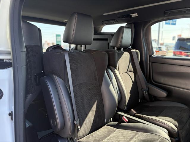 アルファード ２．５Ｓ　タイプゴールド　アダプティブハイビームシステム・３眼ＬＥＤヘッドランプ・本革巻きステアリング・両側パワースライド・トヨタセーフティセンス・パワーバックドア・バックモニター・インテリジェントクリアランスソナー（15枚目）