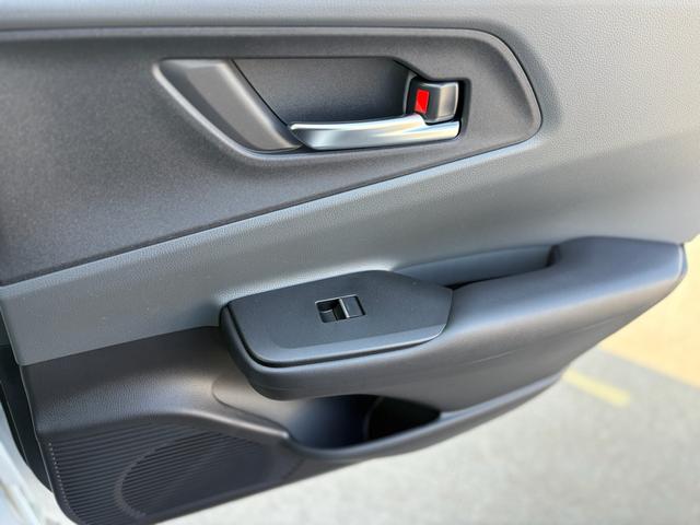 プリウス Ｇ　パノラミックビューモニター・純正１９インチアルミ・レーダークルーズコントロール・オートマチックハイビーム・アクセサリーコンセント・アップルカープレイ・アンドロイドオート・フロアマット（18枚目）