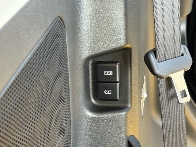 スペーシアギア ハイブリッドＸＺ　全方位モニター・純正９インチナビ・フルセグＴＶ・スマートフォン連携機能付き・デュアルカメラブレーキサポートＩＩ・両側パワースライドドア・ルーフレール（18枚目）