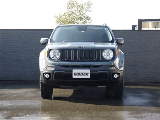 ジープ・レネゲード トレイルホーク　４ＷＤ　Ｂモニター　ＥＴＣ搭載　横滑り防止　パートタイム４ＷＤ　禁煙　ＡＢＳ　ナビ　エアコン　キーレスエントリー　パワーウィンドウ　パワーステアリング　サンルーフ　ルーフレール　アルミホイール　リフトアップ（2枚目）