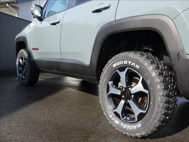 ジープ・レネゲード トレイルホーク　４ＷＤ　Ｂモニター　ＥＴＣ搭載　横滑り防止　パートタイム４ＷＤ　禁煙　ＡＢＳ　ナビ　エアコン　キーレスエントリー　パワーウィンドウ　パワーステアリング　サンルーフ　ルーフレール　アルミホイール　リフトアップ（10枚目）