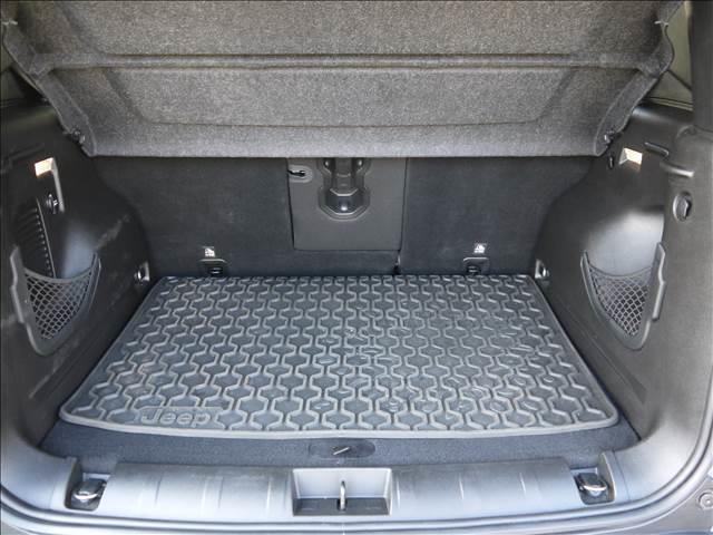 ジープ・レネゲード トレイルホーク　４ＷＤ　Ｂモニター　ＥＴＣ搭載　横滑り防止　パートタイム４ＷＤ　禁煙　ＡＢＳ　ナビ　エアコン　キーレスエントリー　パワーウィンドウ　パワーステアリング　サンルーフ　ルーフレール　アルミホイール　リフトアップ（18枚目）