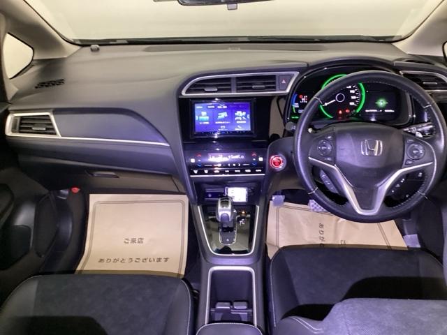 シャトル ハイブリッドＸホンダセンシング　メモリーナビ　ワンセグ　リアカメラ　ＥＴＣ　横滑抑制　リヤカメラ　スマ－トキ－　イモビ　ＴＶナビ　サイドエアバッグ　シートヒーター付き　キーレス　Ｗエアコン　ＤＶＤ再生機能　ＥＣＯＮ　クルコン　ＡＢＳ（2枚目）