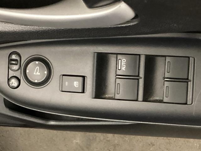 シャトル ハイブリッドＸホンダセンシング　メモリーナビ　ワンセグ　リアカメラ　ＥＴＣ　横滑抑制　リヤカメラ　スマ－トキ－　イモビ　ＴＶナビ　サイドエアバッグ　シートヒーター付き　キーレス　Ｗエアコン　ＤＶＤ再生機能　ＥＣＯＮ　クルコン　ＡＢＳ（28枚目）