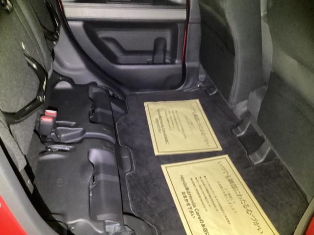 後席の座面をはねあげると、後席のあったスペースがそのまま高さのある荷室空間に！背の高い荷物も横にせずそのまま積み込めます。もちろん左右片方だけのアレンジも可能です。