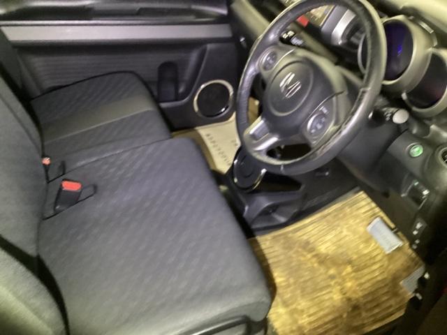 運転席周りも広々。フィット感のあるシート。しっかりと支えてくれるので、長時間の運転を快適にサポートしてくれます。