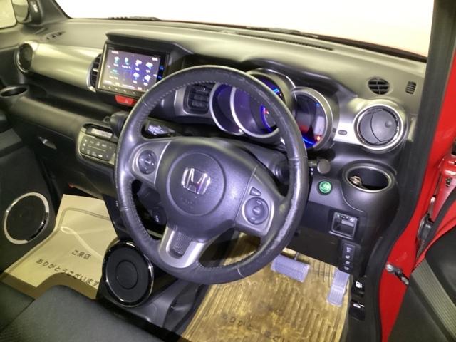 運転席周りも、雰囲気がいいでしょう。立体的で見やすい３眼メーターになっております。