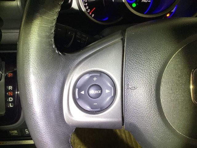 ステアリング左手側にオーディオ関連のコントロールスイッチを配置しています。操作時は視線を逸らすことなく運転に集中できます。