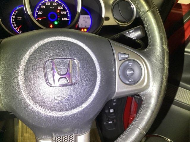 ステアリングホイールの右側がクルーズコントロールスイッチです。アクセルペダルを踏まずに一定走行が出来るので、高速道路での走行がグッと快適になります。