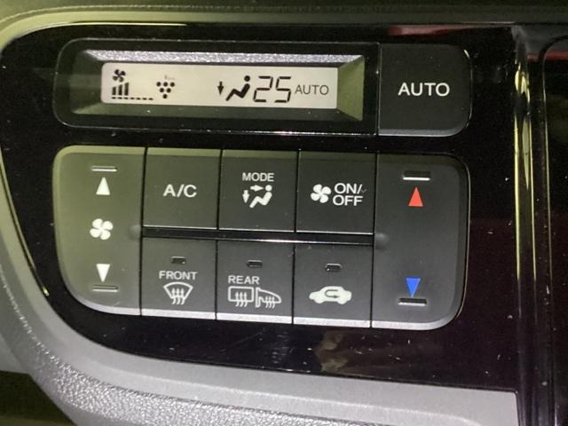 オートエアコンで、毎日のドライブを快適に。温度、風量を自動で調整し、理想的な車内環境を提供します。