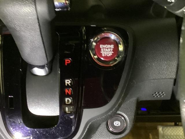 スマートキーをポケットやバッグに入れたままで、キーを差し込むことなくボタンを押すだけでエンジンが始動します。