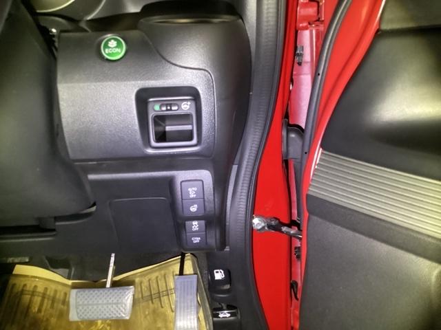 【ｅコンスイッチ】低燃費運転をサポートするＥＣＯＮモード。スイッチをＯＮすると、エンジンやトランスミッション、Ａ／Ｃなどを協調制御し、燃費の向上に貢献。エコドライブの効果を高めます。