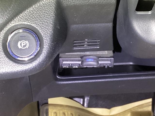 【電子制御パーキングブレーキ】指先で操作が簡単。スイッチを押すだけでパーキングブレーキの操作が可能です。高速走行もスムーズにお支払いが可能な【ＥＴＣ】別途、セットアップが必要になります。