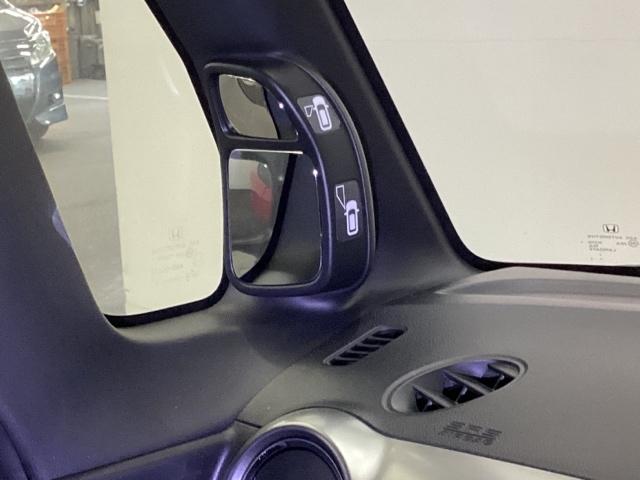 【サイドビューサポートミラー】停車時や発進時、対向車とのすれ違いや路肩に寄せるときなど、車両左側前方を確認するときに役立ちます。