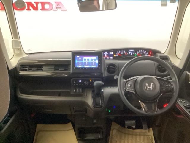 フロントガラスが大きく、ワイドな視界で運転もしやすくなるように設定されています。視認性のよいインパネ周りです。操作スイッチやカップホルダーも使いやすい位置に配置されています。