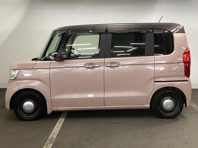 狭い駐車場でも、スライドドアならチャイルドシートへのお子さまの乗降や荷物の積載もスムーズ。とても便利な【両側電動スライドドア】ドアハンドを少し引くだけでリアドアが自動開閉します。