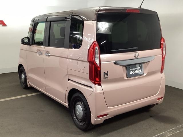 リアはプライバシーガラス付です。見た目もかっこいいですよね。また、太陽光を防ぐので冷房の効きを良くする効果もあるんです。エアコンを控えめにすれば燃費向上も見込めますよ。