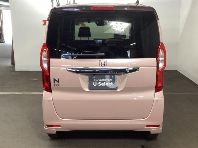 雨天・雪天時に、水滴や汚れを取り除いてくれるのに便利なリアワイパーが付いています。