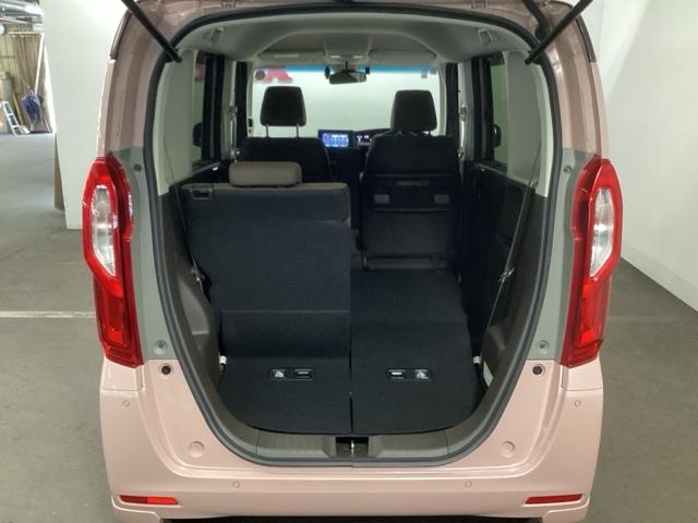 ワンアクションで後席を倒して、さらに使いやすく！！背もたれを左右別々に倒すことができます。