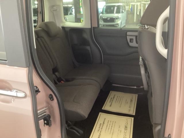 フラットな床と膝回りや頭上スペースなど十分な広さがあります。後部座席には乗り降りする際の補助、走行中の揺れを抑えるための手すりも付いております。高齢者や小さいお子様がいるご家庭では重宝されます。