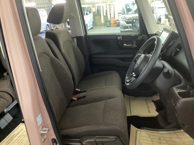 【ベンチシート】運転席と助手席の移動もスムーズ！狭い駐車場での乗り降りや、お子様の乗り降りにも便利です。座席の間にコンソールボックスやドリンクホルダーがないため、車内空間が広く感じます。