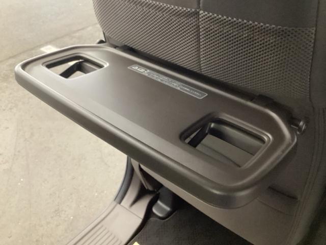 前席背面には格納式のテーブルも装備。食事やスマホ・タブレットでの動画視聴など様々な用途で活躍します。サイドにはちょっとした荷物がかけれて便利なコンビニフック付きです。