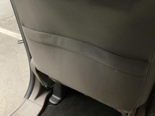 【収納】後部座席収納。散乱しがちな小物を収納するのに便利です。お子様のおもちゃやティッシュボックス、書類等様々な収納が可能です。