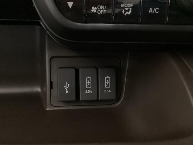 スマートフォンなどの充電に便利なＵＳＢジャック。運転席からも助手席からも使いやすいです。