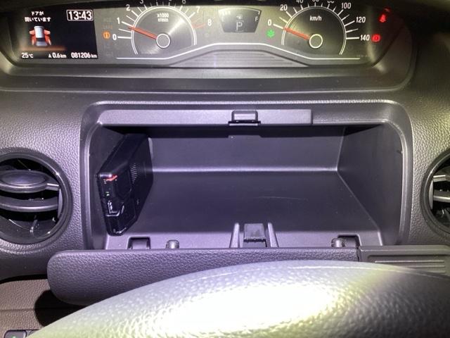 【収納】ステアリング前にグローボックスがついており、助手席まで手を伸ばさずに収納ができます。大容量設計になっているので使い勝手もよいです！