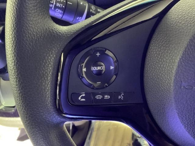 ステアリング左手側にオーディオ関連のコントロールスイッチを配置しています。操作時は視線を逸らすことなく運転に集中できます。