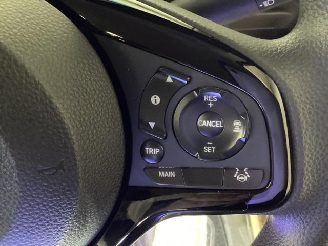 ステアリングホイールの右側がクルーズコントロールスイッチです。アクセルペダルを踏まずに一定走行が出来るので、高速道路での走行がグッと快適になります。