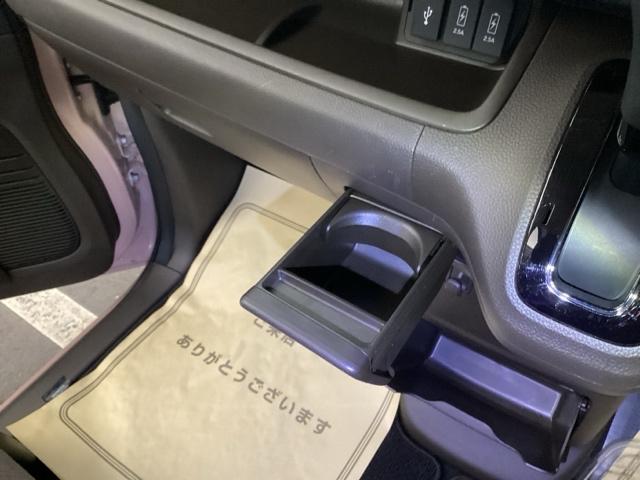 運転席からも助手席からも自由に使えるドリンクホルダー付。