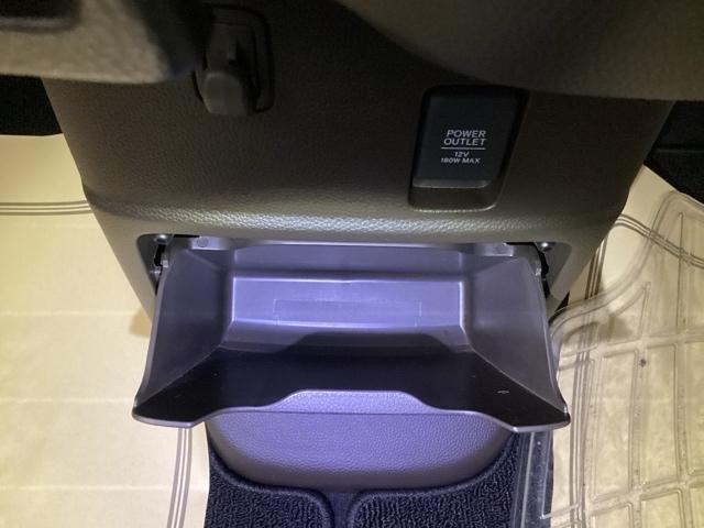 足元部分にはちょっとした小物を入れるのに便利な収納ＢＯＸもあります。