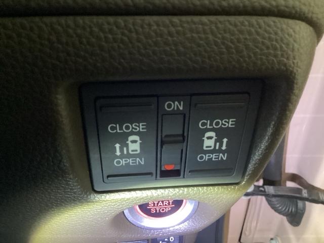 【両側パワースライドドア】です。リモコンや運転席のスイッチ操作で楽々自動開閉。