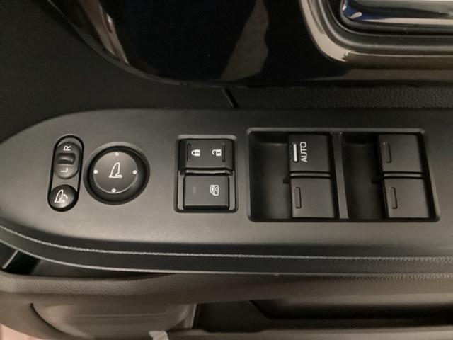 【パワーウィンドウスイッチ】ワンタッチで、パワーウインドウやドアミラーを操作できます。