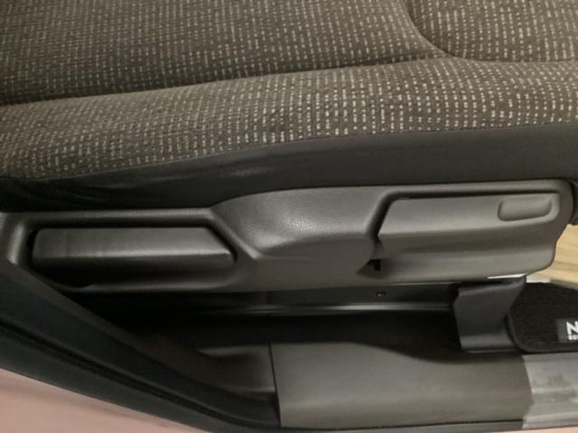 手動のレバーを使って、シートの高さや背もたれの角度を変えることができます。