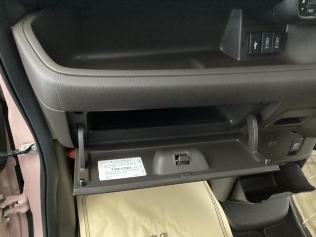 【グローボックス】助手席の前にあるグローボックスです。小物の収納に便利です。