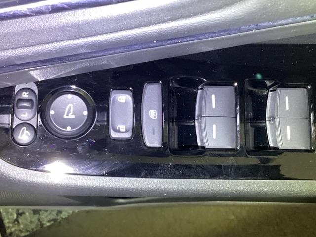 ヴェゼル ｅ：ＨＥＶＺ　メモリーナビ　ＥＴＣ　リアカメラ　衝突回避支援ブレーキ機能　パノラミックビューモニター　スマキ　フルオートエアコン　エアバッグ　両席エアバック　Ｒカメ　パワーウィンドウ　ＬＥＤランプ　クルーズＣ（29枚目）