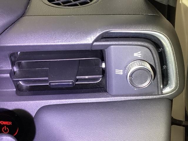 ヴェゼル ｅ：ＨＥＶＺ　メモリーナビ　ＥＴＣ　リアカメラ　衝突回避支援ブレーキ機能　パノラミックビューモニター　スマキ　フルオートエアコン　エアバッグ　両席エアバック　Ｒカメ　パワーウィンドウ　ＬＥＤランプ　クルーズＣ（30枚目）