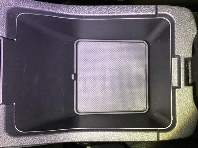 ヴェゼル ｅ：ＨＥＶＺ　メモリーナビ　ＥＴＣ　リアカメラ　衝突回避支援ブレーキ機能　パノラミックビューモニター　スマキ　フルオートエアコン　エアバッグ　両席エアバック　Ｒカメ　パワーウィンドウ　ＬＥＤランプ　クルーズＣ（33枚目）