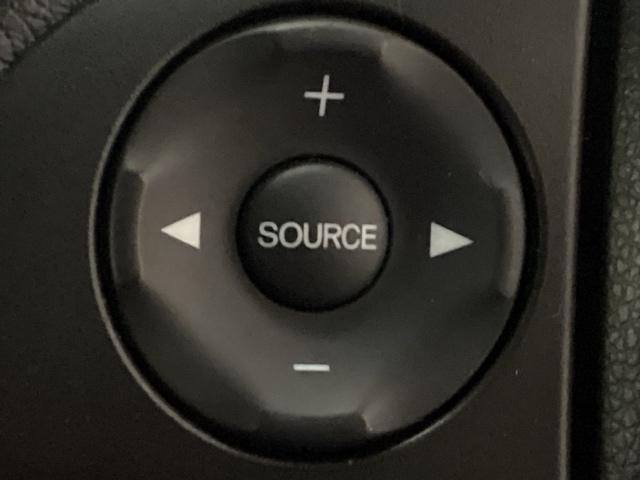 �n���h���ɃI�[�f�B�I����{�^�����������܂��B���_���ڂ����n���h�����痣�����ƂȂ��`�����l����e�I�[�f�B�I�̐؂�ւ���{�����[���������ł��܂��̂ň��S�^�]�ɂ��𗧂��܂��B