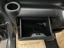 助手席の前にあるグローボックスです。小物の収納に便利です。