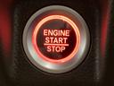 プッシュエンジンスタート/ストップスイッチでキーを差し込むことなく、ワンプッシュでエンジンの始動・停止ができます。