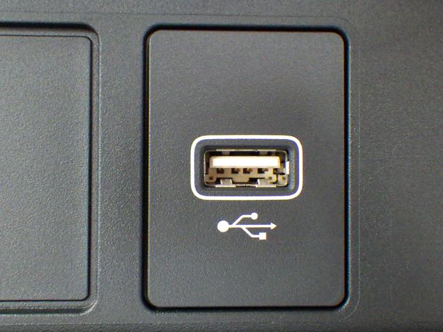 フィット ｅ：ＨＥＶクロスター　パワーウィンド　記録簿　ＬＥＤライト　インテリジェントキー　サイドエアバック　ＶＳＡ　ＵＳＢ　Ｄレコ　ＡＡＣ　キーレス　パワステ　オートクルーズコントロール　バックカメラ　ＥＴＣ（13枚目）